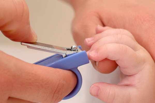 کوتاه کردن ناخن نوزاد 