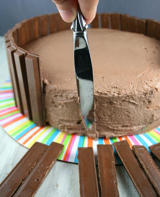 عکس تزیین کیک مدل رنگارنگ با حصار شکلاتی - مرحله خامه مالی