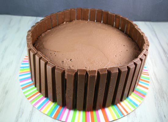 عکس تزیین کیک مدل رنگارنگ با حصار شکلاتی - مرحله 6