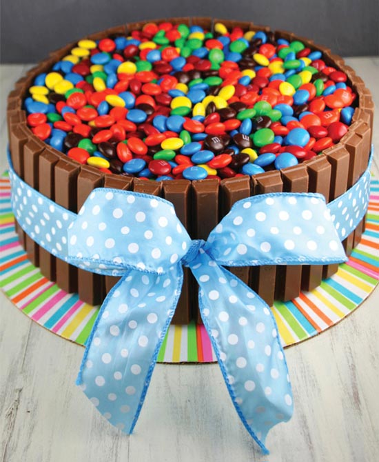 عکس تزیین کیک مدل رنگارنگ با حصار شکلاتی