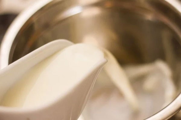 افزودن شیر به قابلمه