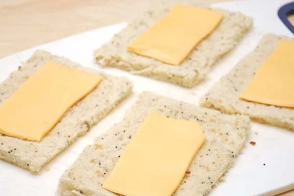 قرار دادن پنیر روی نان