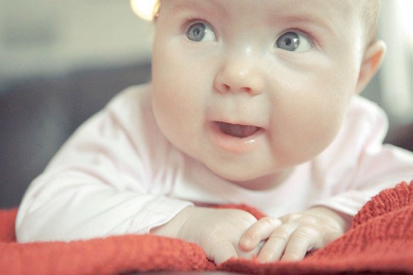 8 نکته برای عکاسی نوزاد در خانه با استفاده از نور طبیعی