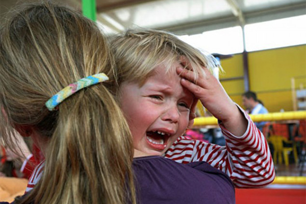 واکنش کودک نوپا هنگام سردرد گریه است