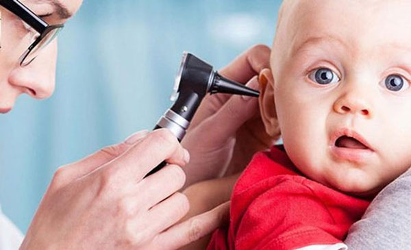 شنوایی نوزادان ، مراحل رشد و تکامل شنوایی نوزادان ، عکس‌العمل نوزاد به صداها ، روند تکامل شنوایی نوزاد
