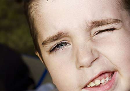 تیک عصبی چیست؟ + علائم، راه تشخیص و روش درمان