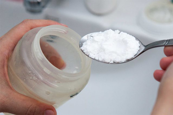 ضد عفونی کردن شیشه شیر با استفاده از نمک 