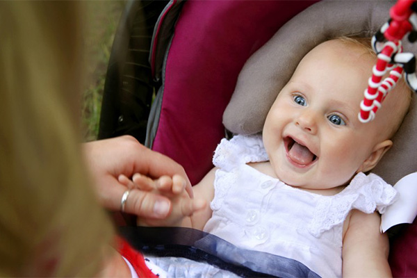 نوزاد دو ماهه به چهره شما خیره می شود و لبخند می زند