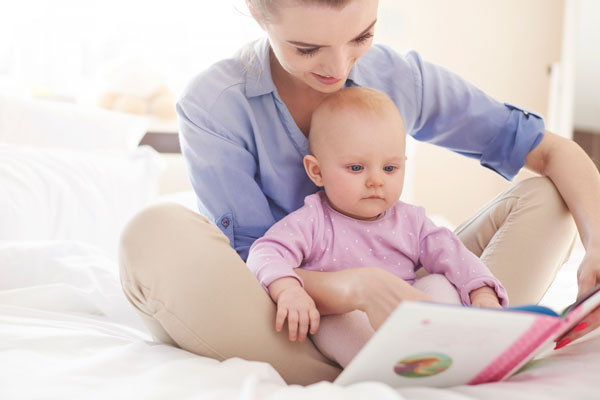 توانایی بینایی نوزاد، کتاب خواندن برای نوزاد برای تقویت بینایی او، نشان دادن تصاویر به نوزاد