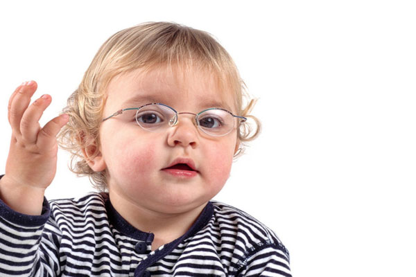 توانایی بینایی نوزاد، مراجعه به پزشک یا چشم پزشک برای سنجش بینایی نوزاد، تجویز عینک برای نوزاد