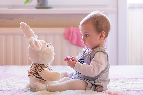 نوزاد به عروسک های نرم علاقه نشان می دهد