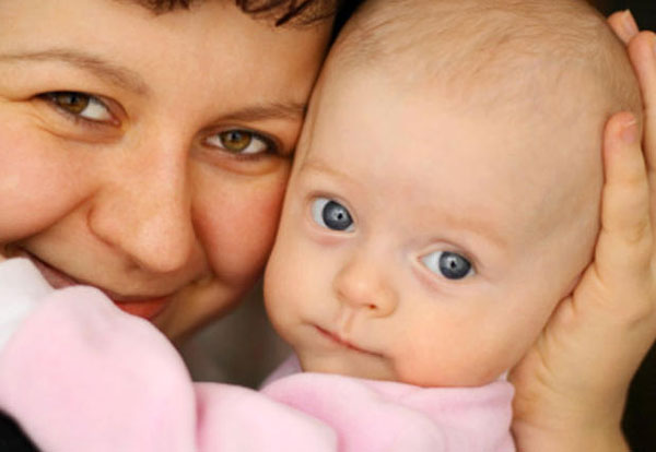 نشانه‌های اوتیسم در نوزادان - بی تفاوتی نوزاد