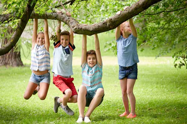 فواید بازی کردن برای کودکان، انواع بازی‌های کودکان و فوایدشان، بازی‌های طبیعی، فواید بازی کردن در طبیعت برای کودک