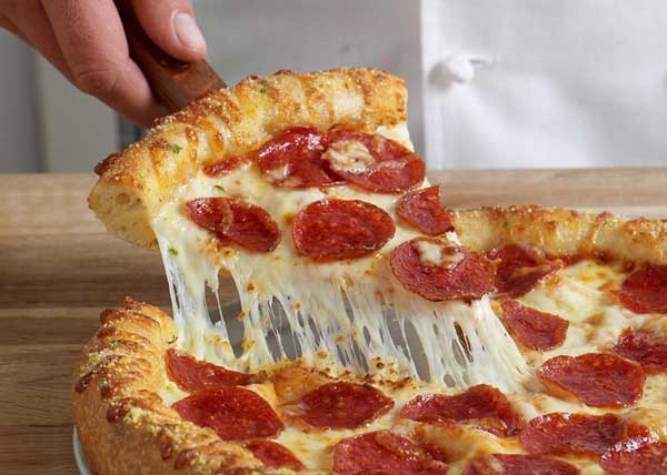 غذا با پنیر پیتزا و سوسیس