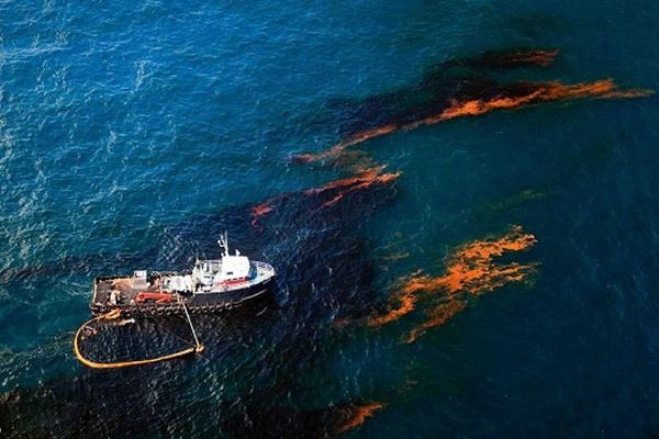 نشت نفت اتفاقی از منابع آلوده‌کننده دریاها و دریاچه‌ها است