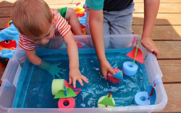 بازی‌های مناسب ۳ سالگی، آب‌بازی برای کودک سه ساله، ایجاد تنوع در آب‌بازی برای کودک
