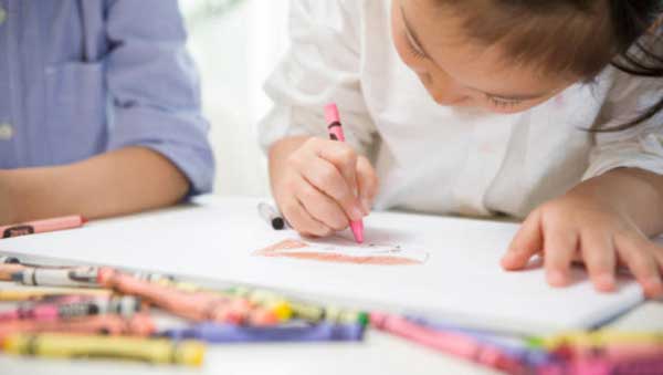 ابزار مناسب نقاشی برای کودک ۱ تا ۵ ساله، استفاده از پاستل یا مدادشمعی برای کودک