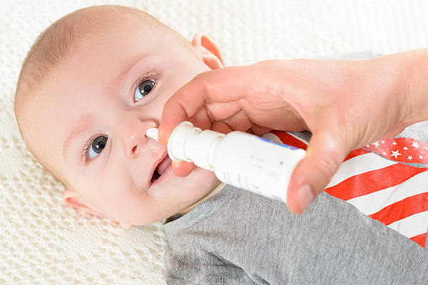 تمیز کردن بینی نوزاد با اسپری نمکین موجب بهبود خروپف نوزاد می شود.