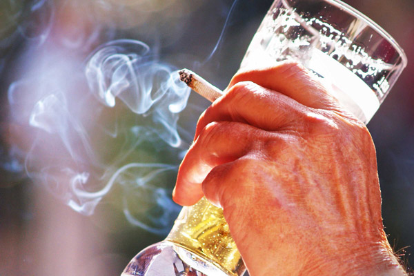سیگار کشیدن و مصرف الکل از عوامل موثر بر پوکی استخوان