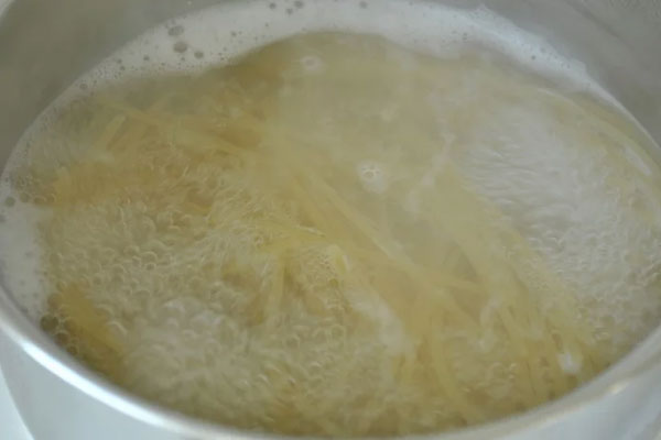 ریختن اسپاگتی در آب جوش