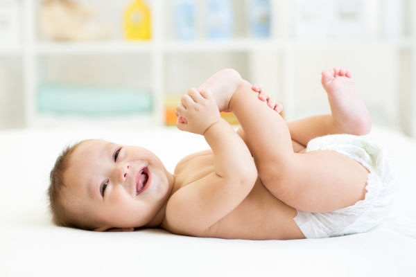 نوزاد پنج ماهه می تواند پاهایش را با دستانش بگیرد