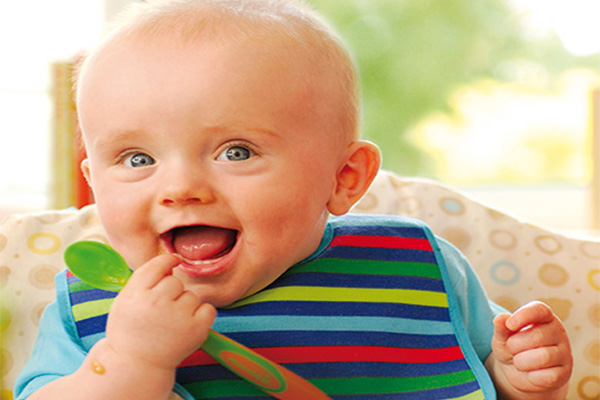 دادن غذای انگشتی به نوزاد شش ماهه را آغاز کنید