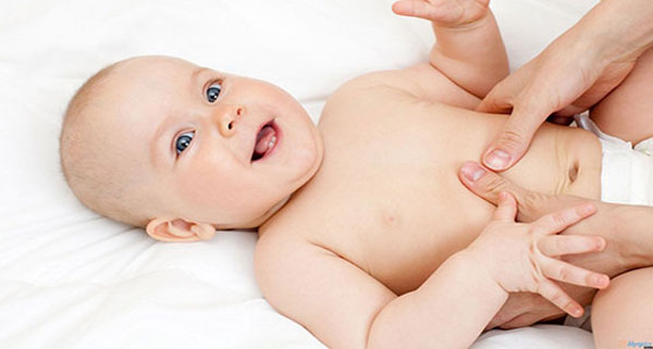 درمان خانگی یبوست کودکان، ماساژ شکم کودک برای درمان یبوست