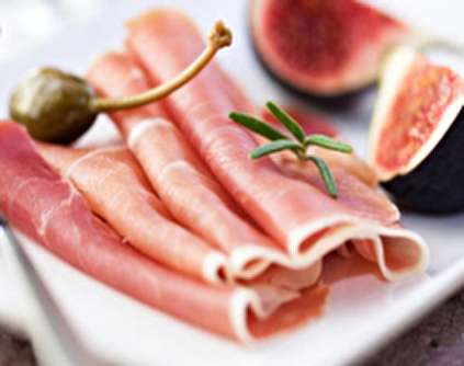 طرز تهیه کالباس خانگی + راز خوشمزهتر شدن آن