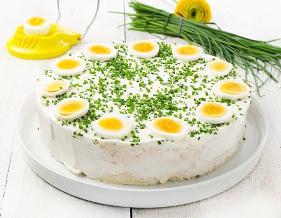 تزیین سالاد الویه قالبی با تخم مرغ و پیازچه