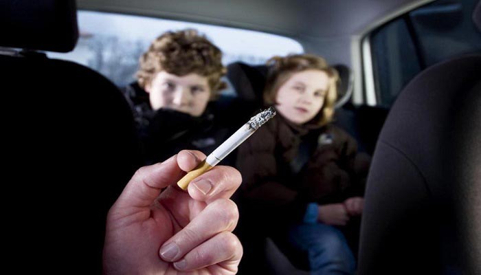 خطرات دود سیگار برای کودکان