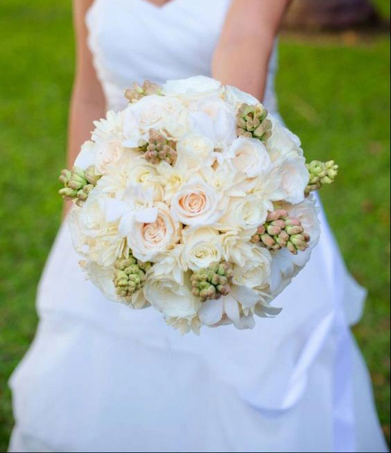 دسته گل عروس با گل مریم و گل رز سفید