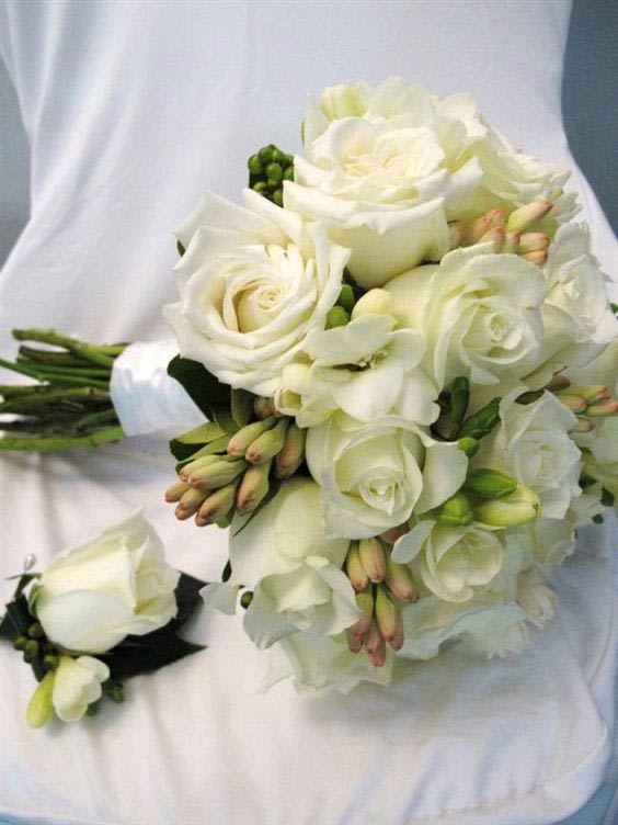 دسته گل عروس با گل مریم و رز سفید
