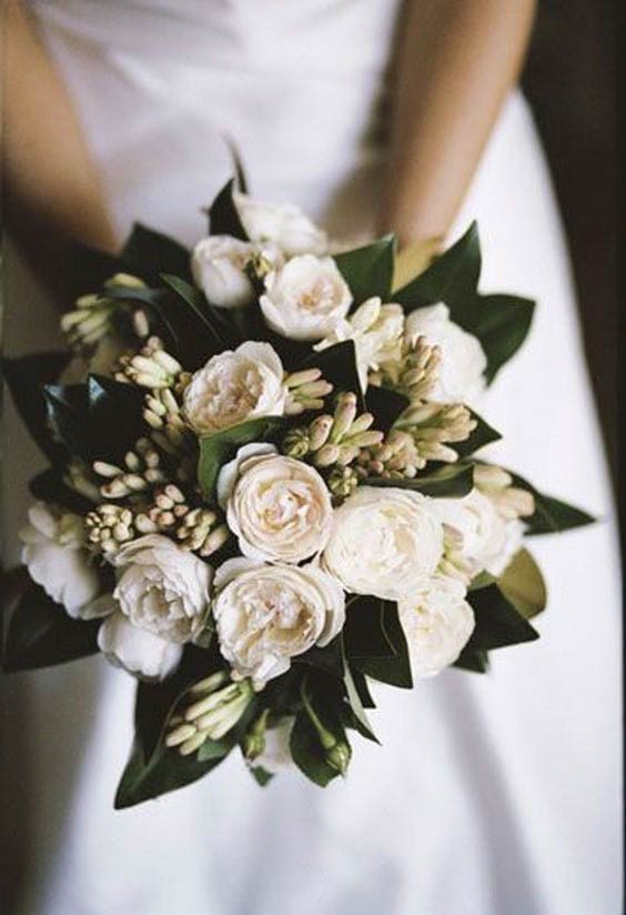 دسته گل عروس با گل مریم و گل صد تومنی 