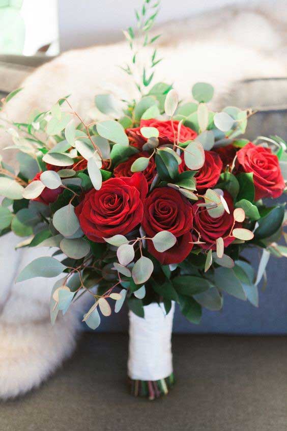 دسته گل عروس سبک روستیک با رز قرمز 