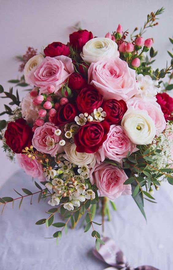 دسته گل عروس با رز قرمز و صورتی