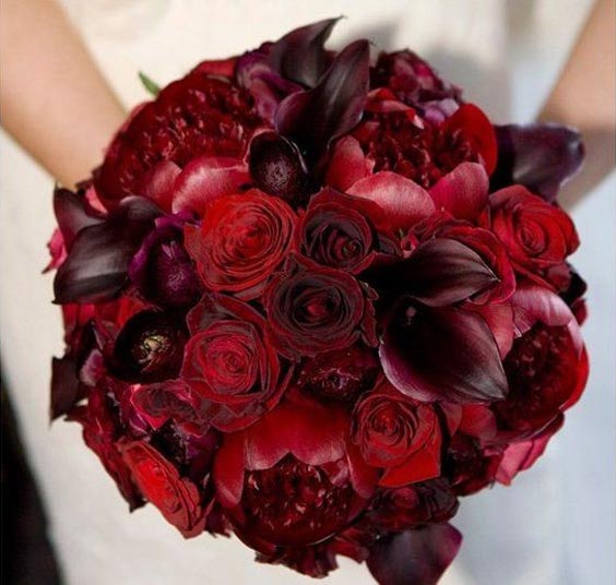 دسته گل عروس با رز قرمز و شیپوری 