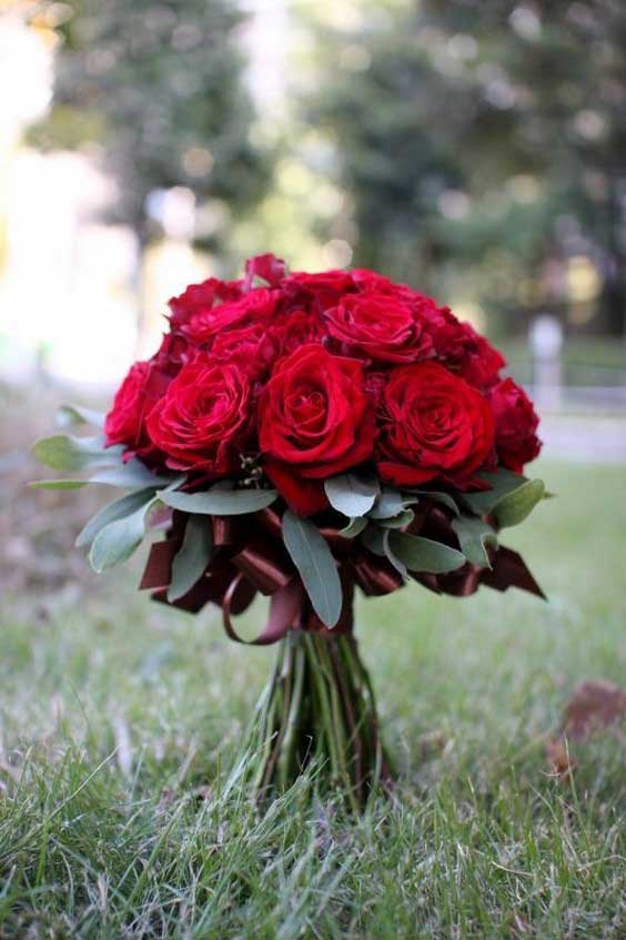 دسته گل عروس با رز قرمز به سبک روستایی