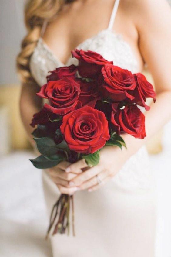 دسته گل عروس با رز قرمز