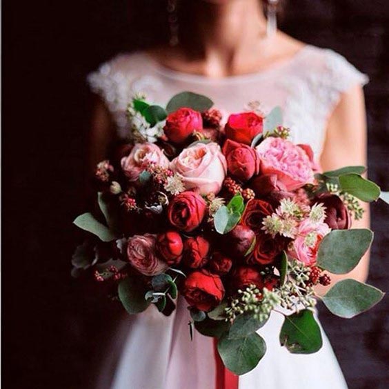 دسته گل عروس با رز قرمز و رز دیوید آستین
