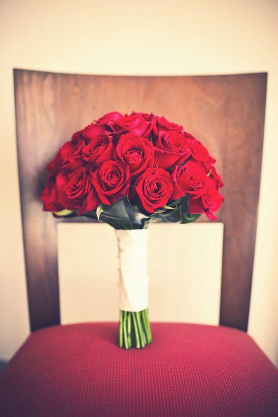 دسته گل عروس با رز قرمز ساده و زیبا