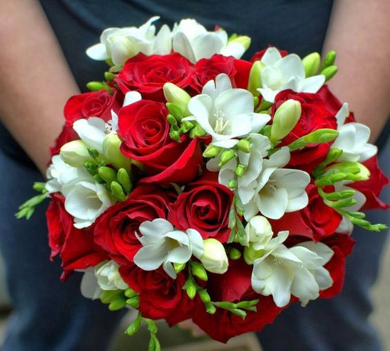دسته گل عروس با رز قرمز و فریزیا سفید