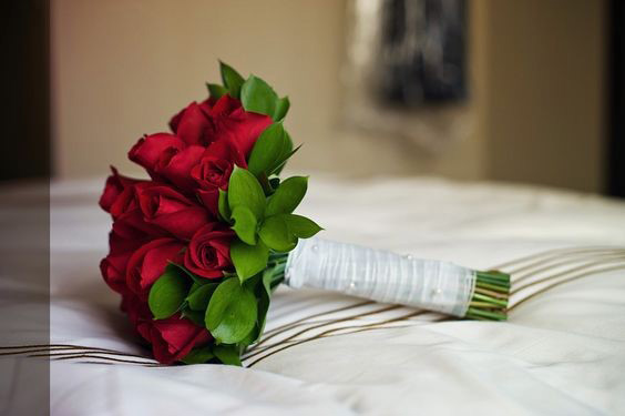 دسته گل عروس با  غنچه رز قرمز 