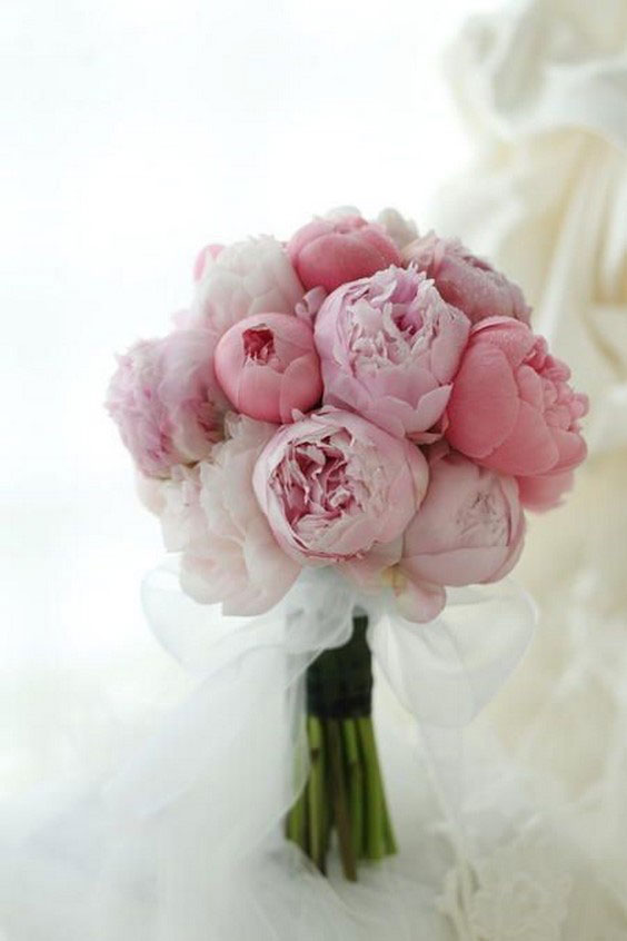 دسته گل عروس با گل صد تومنی صورتی