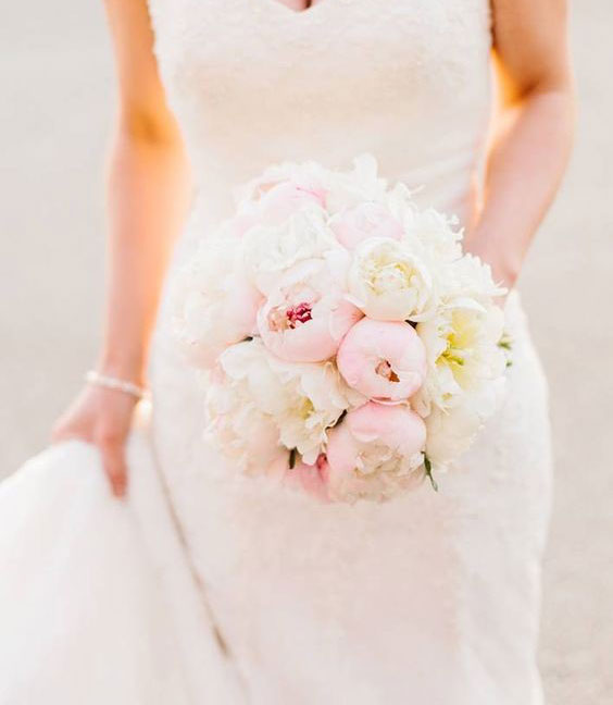 دسته گل عروس با گل صد تومنی سفید و صورتی
