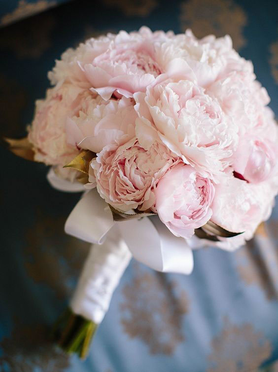 دسته گل عروس با گل صد تومنی صورتی