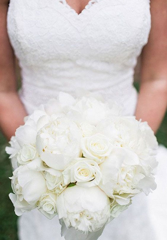دسته گل عروس با گل صد تومنی و رز سفید