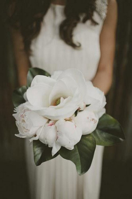 دسته گل عروس با گل صد تومنی و مگنولیا