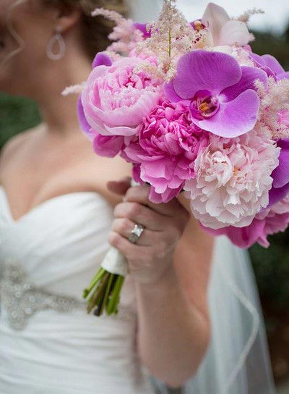 دسته گل عروس با گل ارکیده بنفش و گل صد تومنی