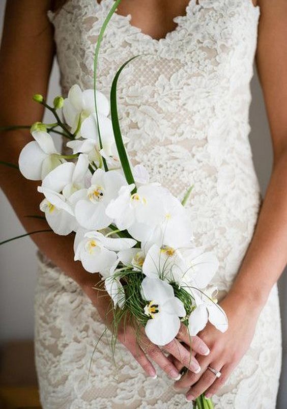 دسته گل عروس با گل ارکیده سمبدیوم سفید