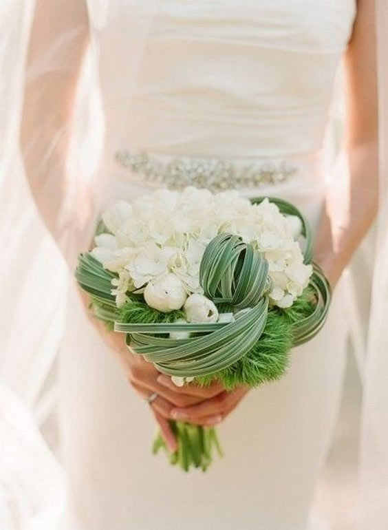 دسته گل عروس مدرن سفیذ با گل ادریسی و غنچه پیونی